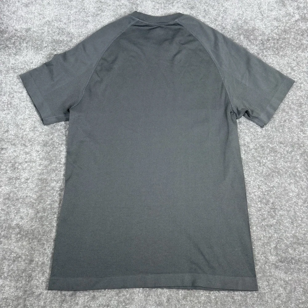 Fabletics T-Shirt Men's‎ Small Gray Training Day Performance Short Sleeve Crew - Picture 2 of 7